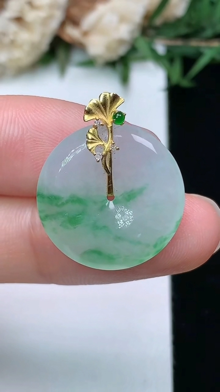 天然A货翡翠平安扣吊坠，尺寸18.9-3.6，重量:2.92g
3月28日