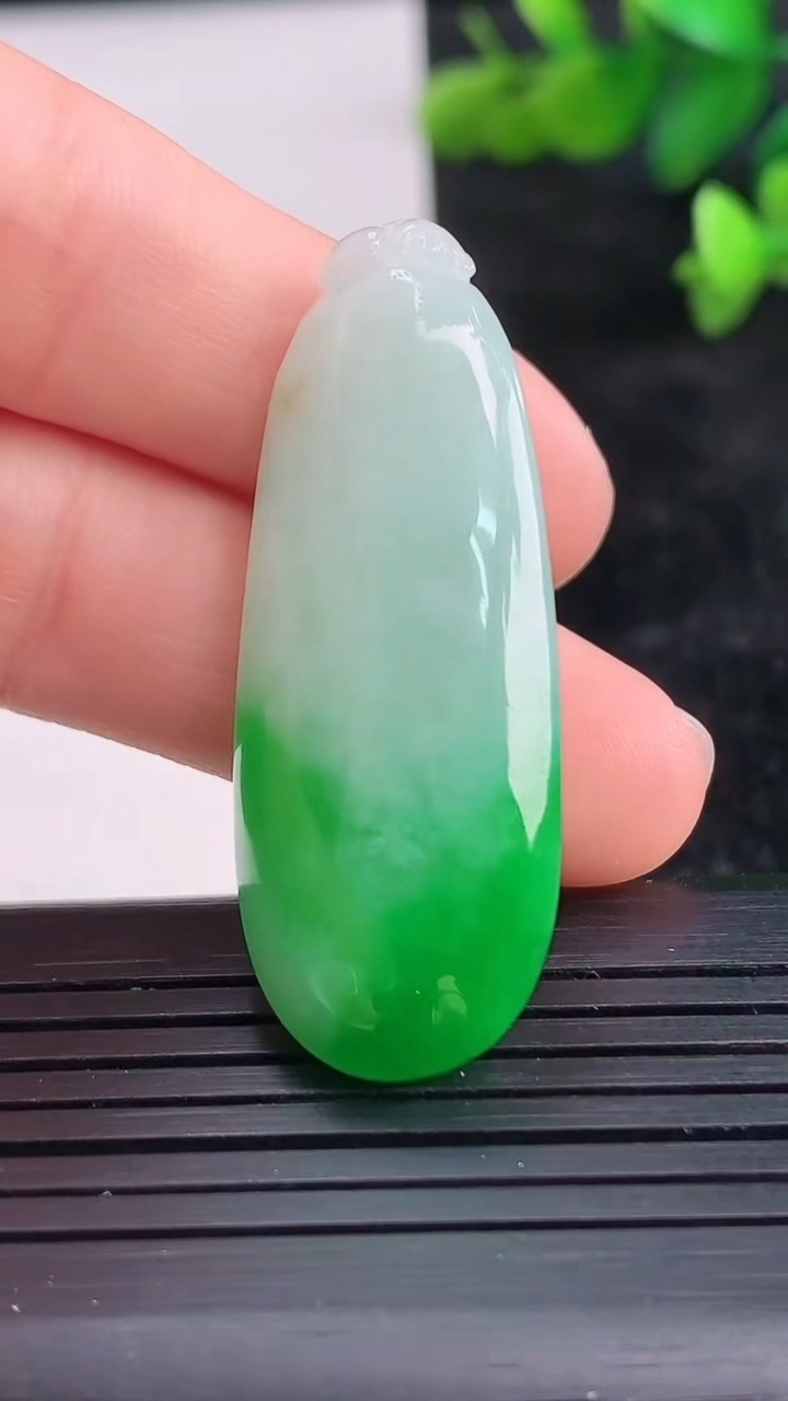 天然A货翡翠福瓜吊坠尺寸41-16.4-11.7重量:13.09g
3月28日