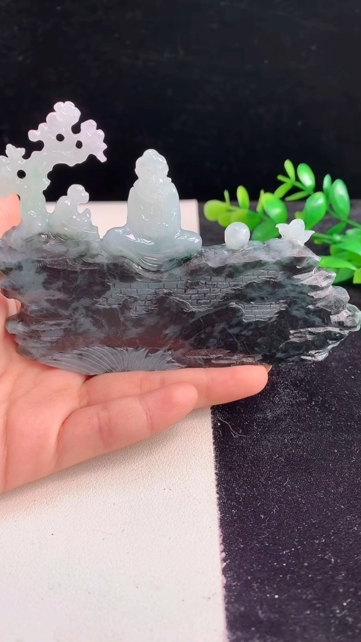 天然A货翡翠达摩祖师小摆件尺寸76-108-11.1重量:146.11g
3月28日