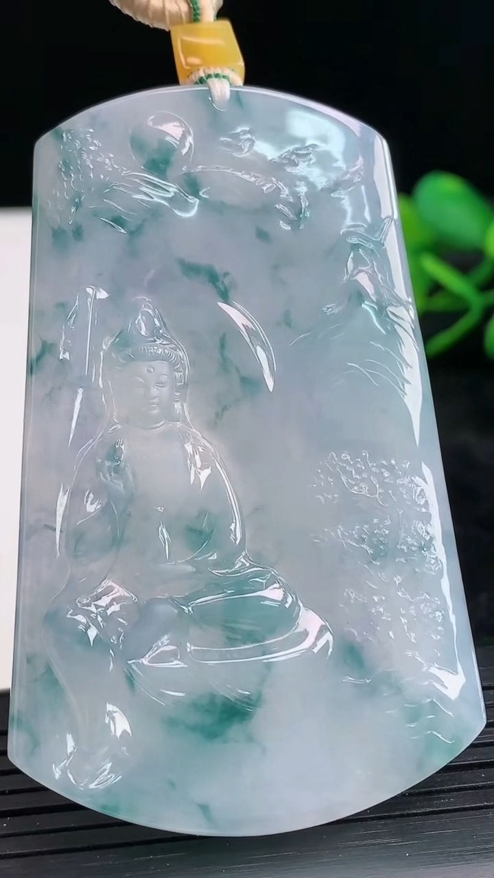 天然A货翡翠紫罗兰飘花山水观音菩萨吊坠尺寸68.7-43.1-3.9重量:36.95g
3月28日