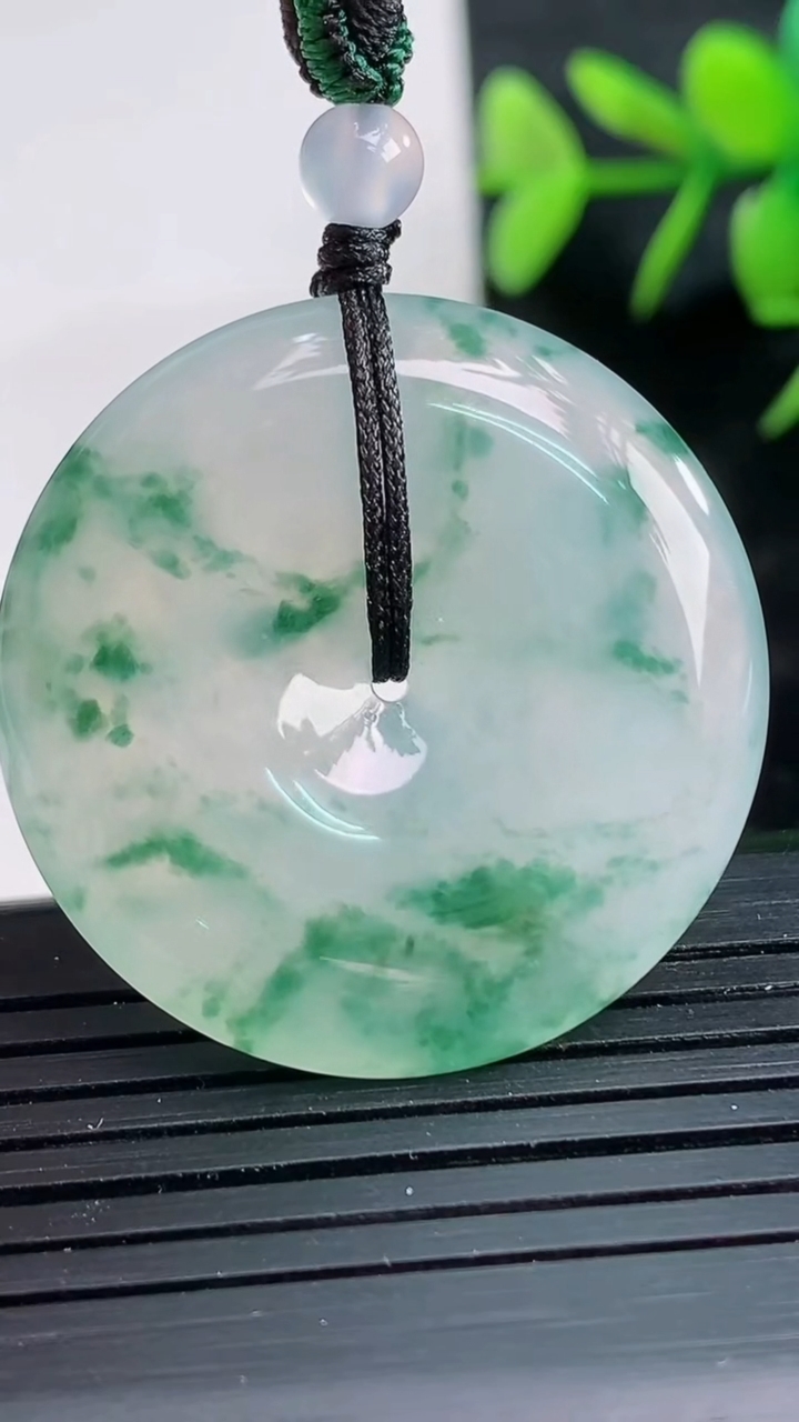 天然A货翡翠种飘花平安扣吊坠尺寸32.6-6.2重量:15.20g
3月28日