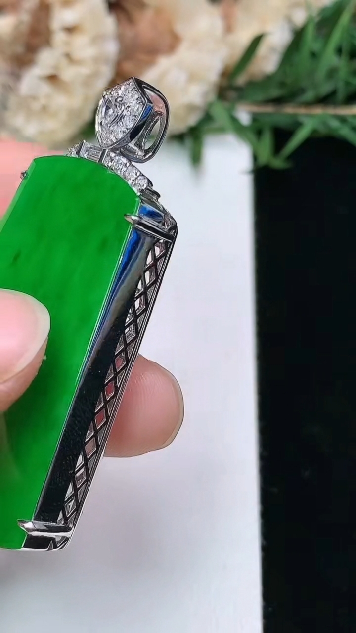 天然A货翡翠无事牌吊坠，尺寸37.6-23.8-9.3，重量:10.77g
3月28日