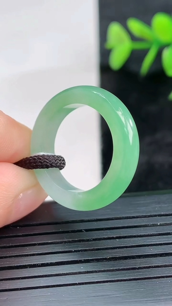 天然A货翡翠指环戒指尺寸16.5-4.7-3.5重量:3.35g2026年3月28日
工厂直销收藏佳