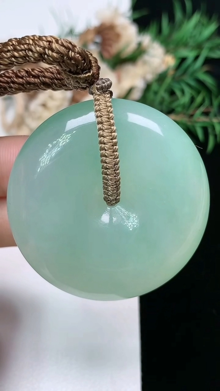 天然A货翡翠平安扣吊坠，尺寸42.6-10.4，重量:41.43g
3月28日