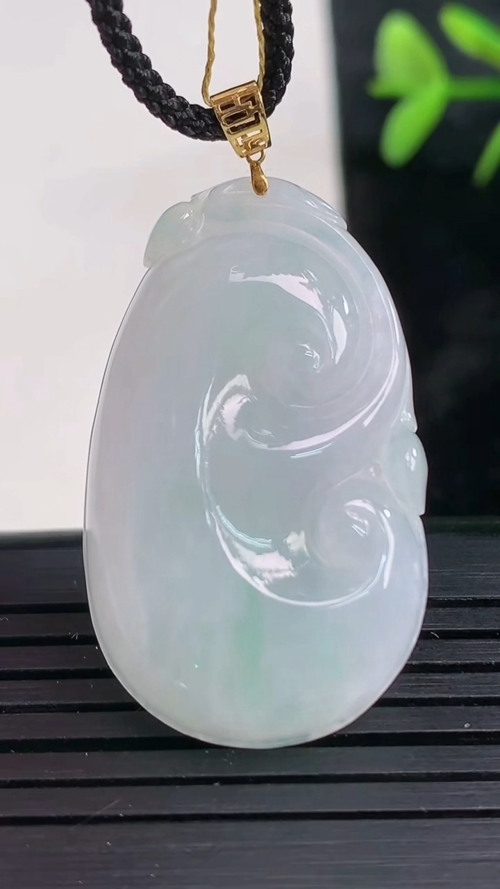 天然A货翡翠如意吊坠尺寸36.1-21.4-9.4重量:8.97g
3月28日