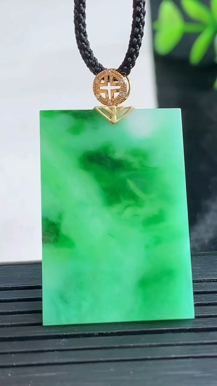 天然A货翡翠无事牌吊坠尺寸30.9-21-1.5重量:3.79g
3月28日