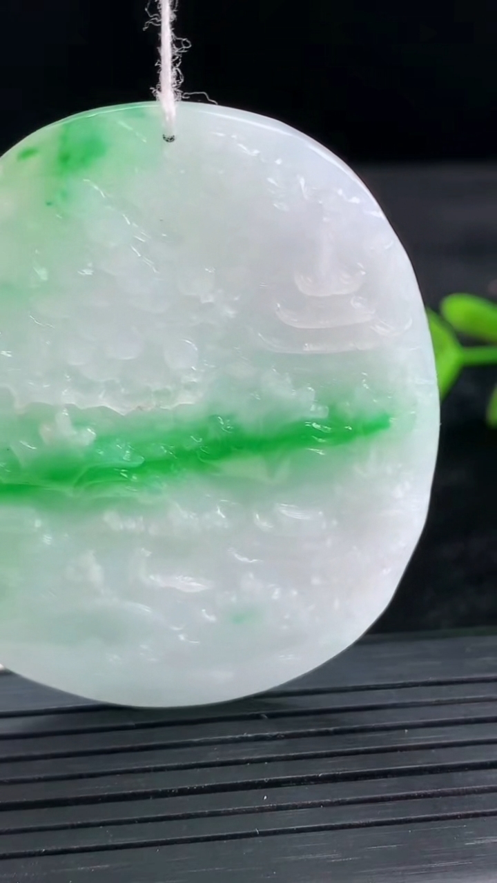 天然A货翡翠山水牌吊坠尺寸56.7-45.2-5.2重量:29.80g
3月28日