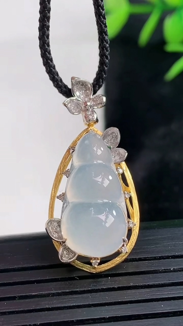 天然A货翡翠种白冰福豆吊坠尺寸31.3-14.4-10.1裸石19.4-10重量:3.73g
3月2