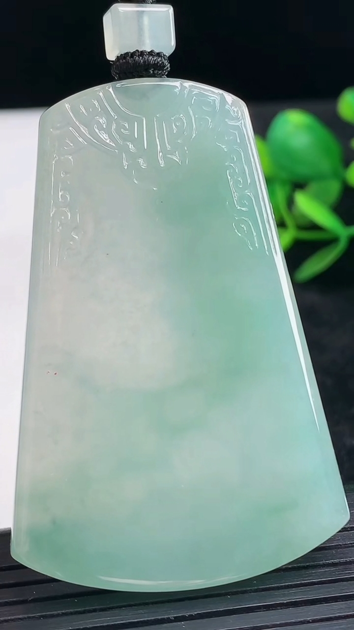 天然A货翡翠仿古无事牌吊坠尺寸57.8-38.4-4.9重量:32.75g
3月28日