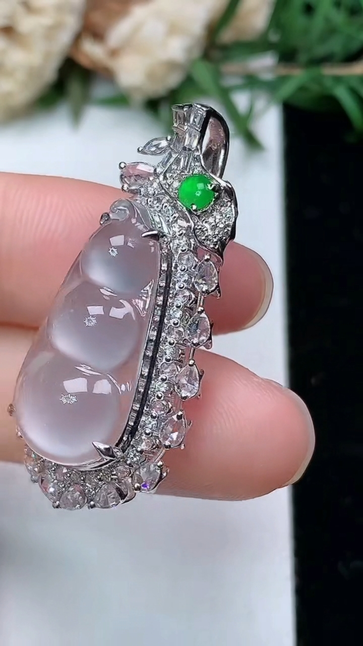 天然A货翡翠白冰福豆吊坠，尺寸35.3-16.9-11，裸石21.6-11.4，重量:4.67g
3月28日，重量:4.67g