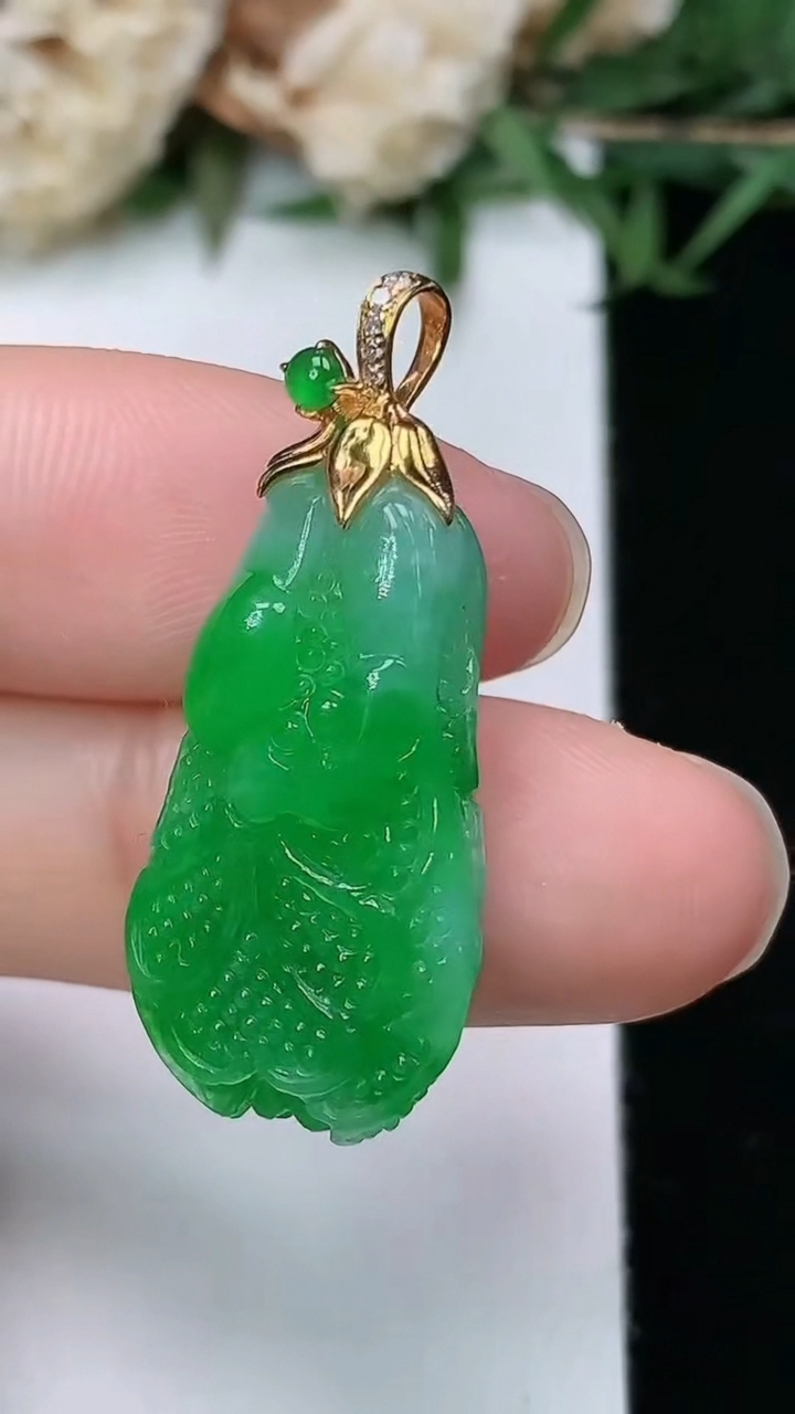 天然A货翡翠白菜吊坠，尺寸25.9-13.6-7.3，重量:4.89g
3月28日
