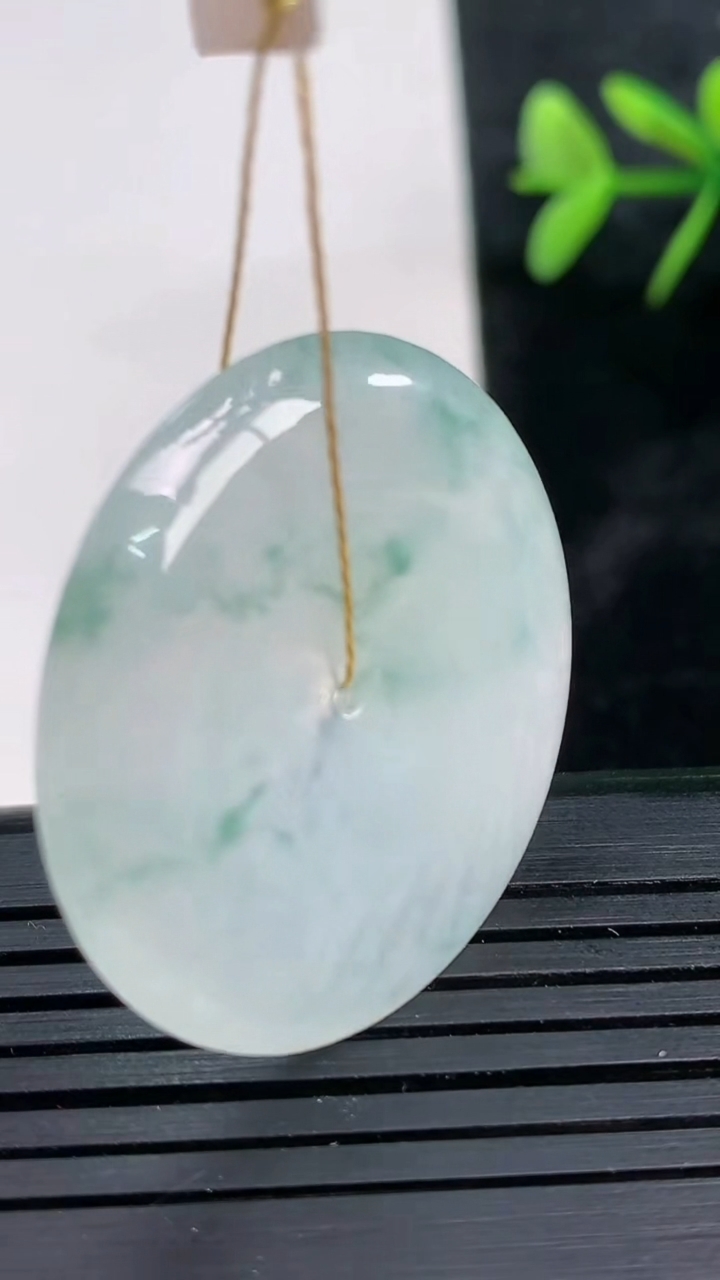 天然A货翡翠冰种飘花平安扣吊坠尺寸32.1-4.5重量:10.60g
3月28日