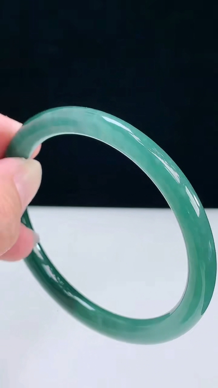 圈口58-59翡翠a货蓝圆条手镯尺寸58.5-6.8，重:27.81g3月28日