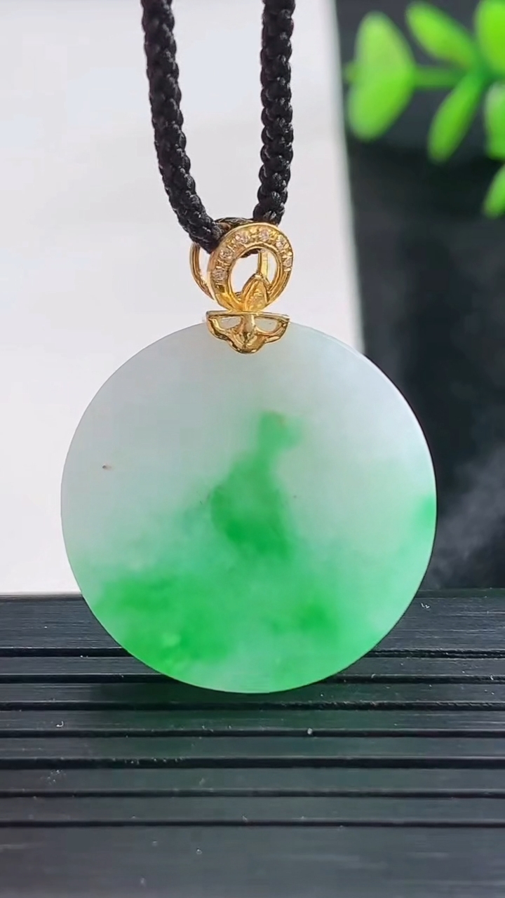 天然A货翡翠无事牌吊坠尺寸23.2-5重量:7.84g
3月28日