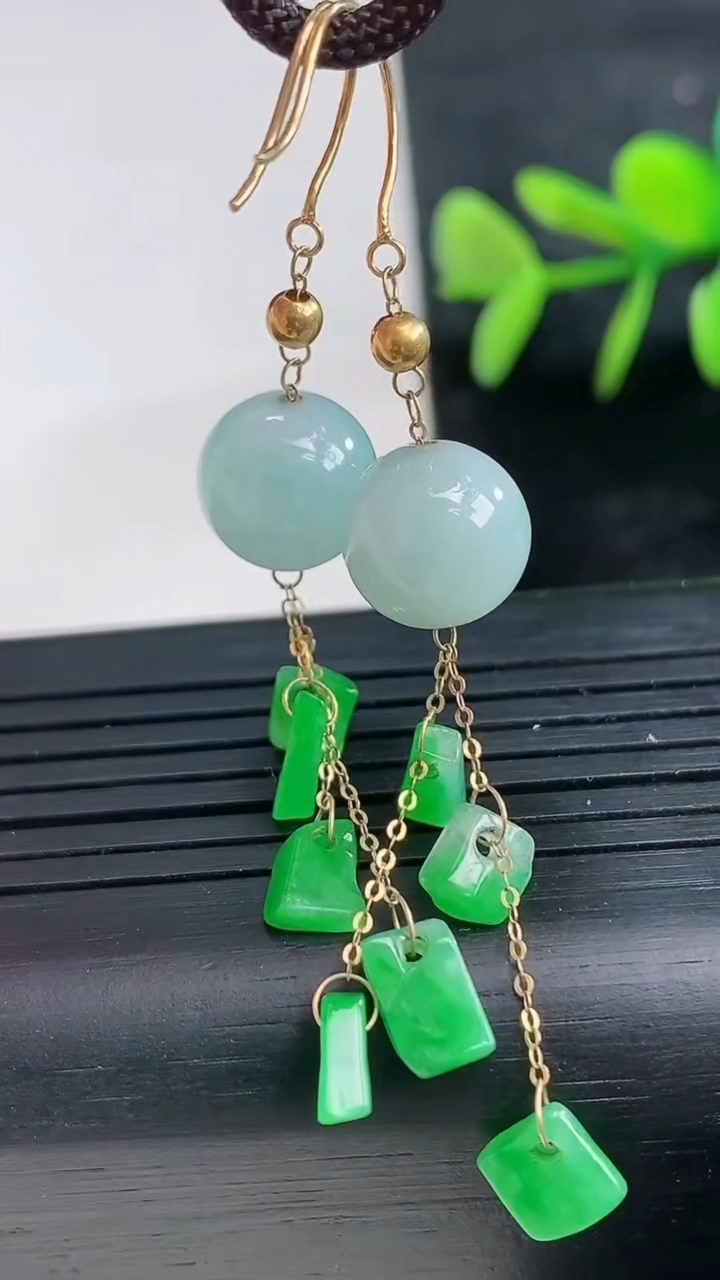 天然A货翡翠圆珠耳坠尺寸9.6重量:4.77g3月28日
工厂直销收藏佳品,种好水足，色泽均匀，有种有色，上手高大气！