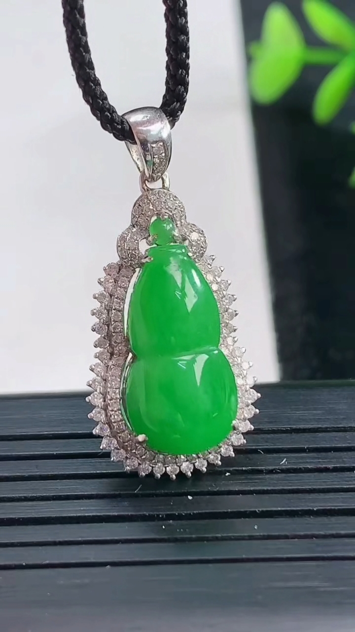 天然A货翡翠葫芦吊坠尺寸32.1-15.1-8.7裸石17.3-9.3重量:4.16g
3月28日