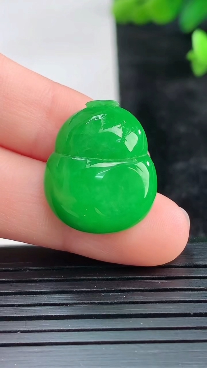 天然A货翡翠葫芦镶嵌件尺寸21.6-18.2-7.6重量:5.00g
3月28日