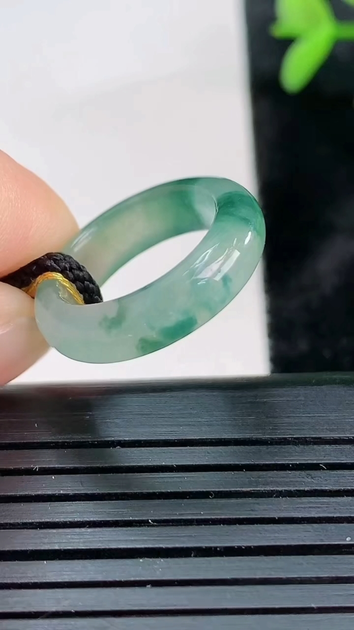 天然A货翡翠冰种飘花指环戒指尺寸14.6-5.1-3.3重量:2.75g2026年3月28日
工厂直销收藏佳品,种好水足，色泽均匀，有种有色，上手高大气！