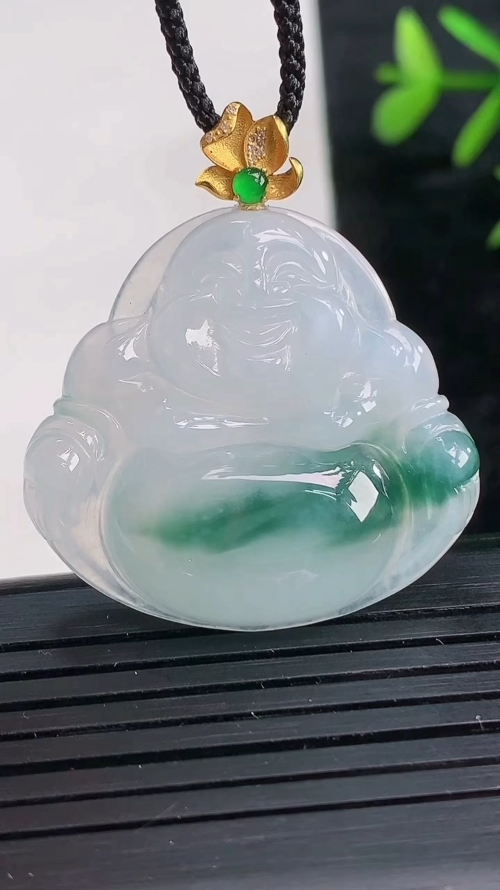 天然A货翡翠种飘花佛公吊坠尺寸30.9-33.7-5.7重量:9.35g
3月28日