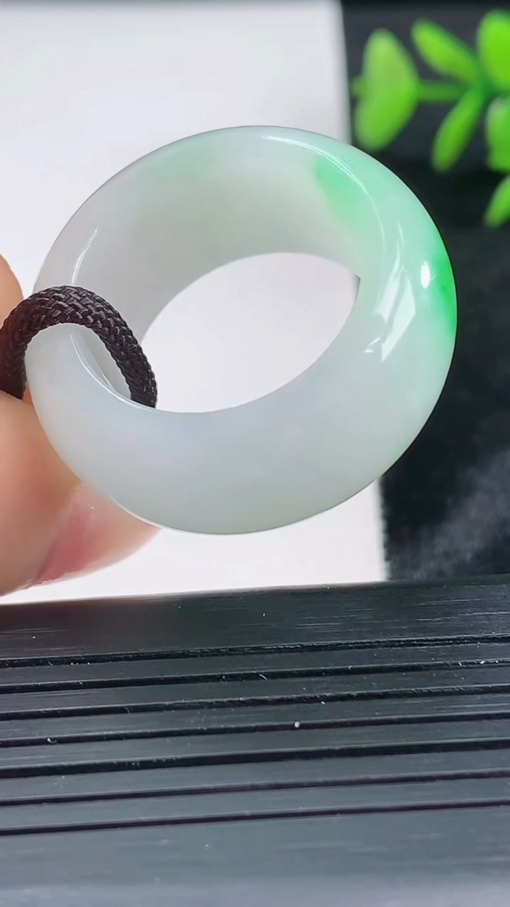 天然A货翡翠指环扳指尺寸20.5-12.4-5重量:14.18g2026年3月28日
工厂直销收藏佳品,种好水足，色泽均匀，有种有色，上手高大气！