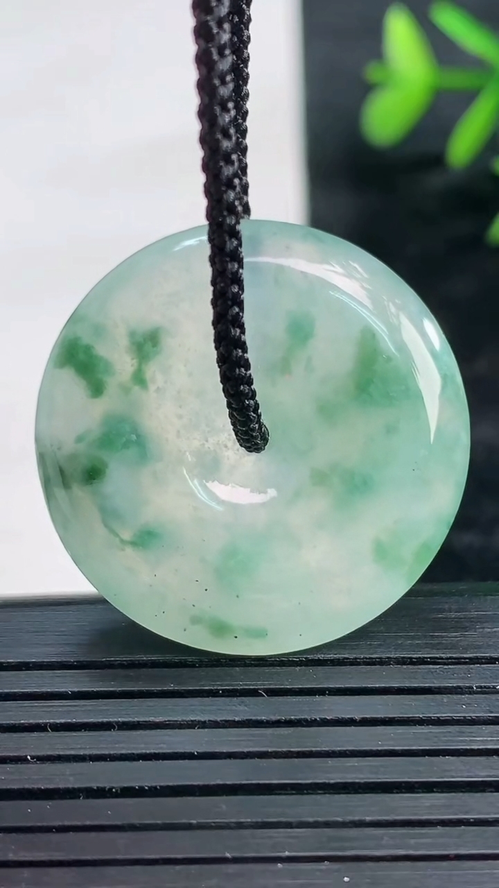 天然A货翡翠冰种飘花平安扣吊坠尺寸28.7-5.4重量:9.54g
3月28日