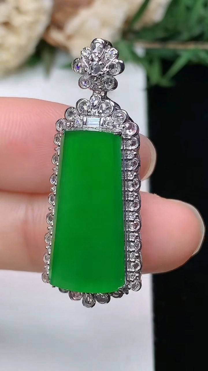 天然A货翡翠无事牌吊坠，尺寸35.6-13.7-9.6，裸石20.9-9.9，重量:5.06g
3月28日