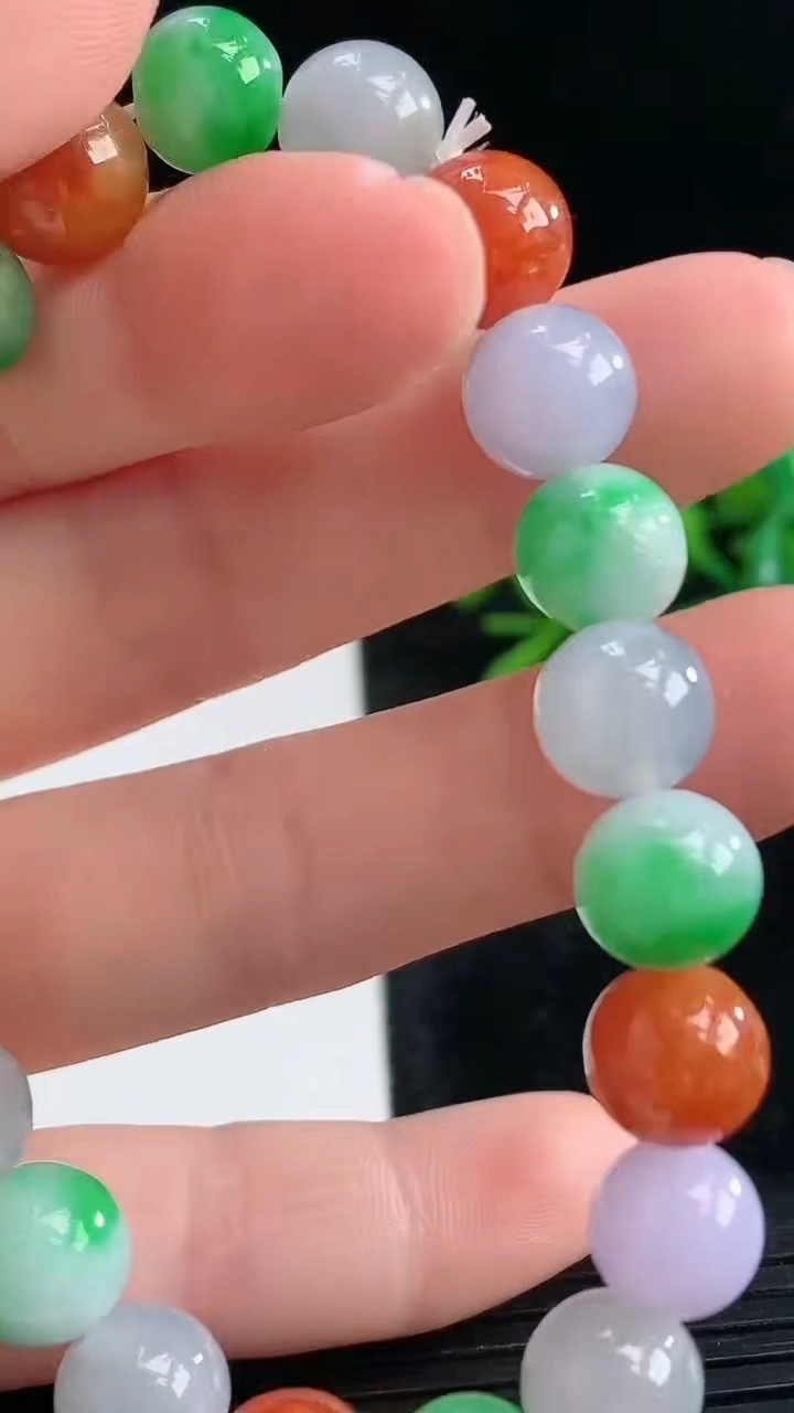 天然A货翡翠三彩圆珠手串尺寸9-21颗重量:26.50g3月28日
工厂直销收藏佳品,种好水足，色泽均匀，有种有色，上手高大气！