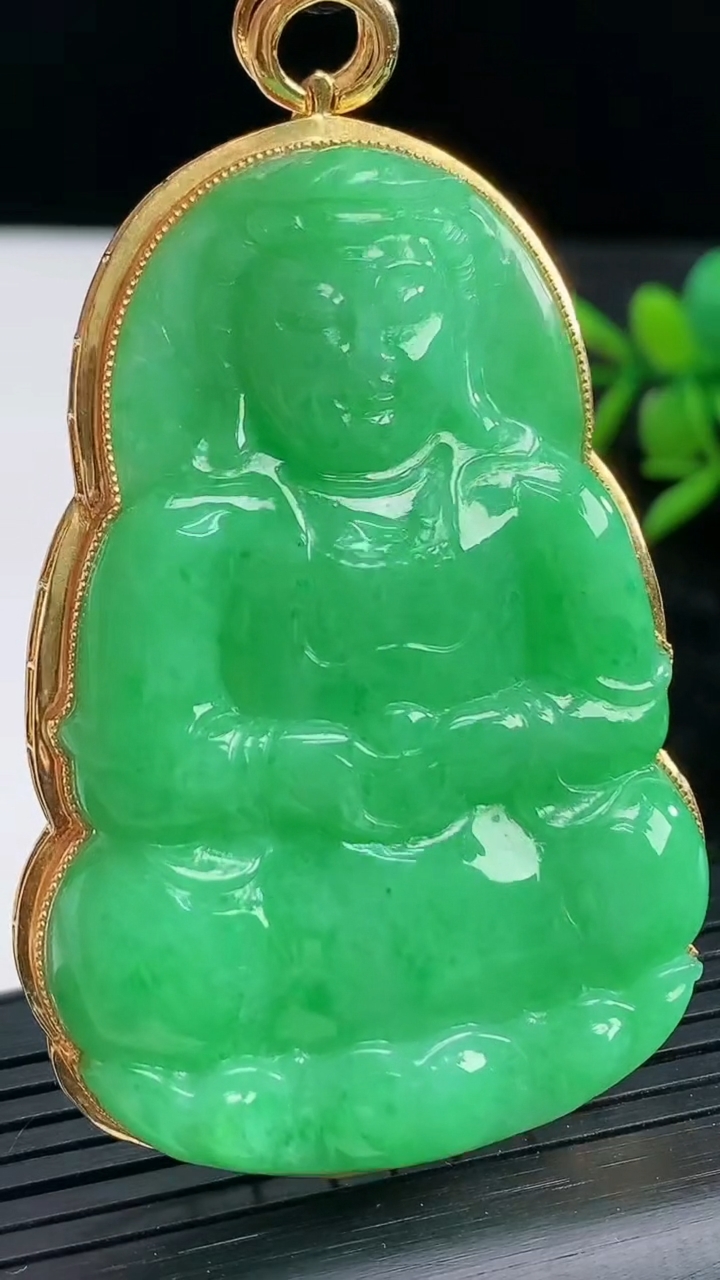 天然A货翡翠观音菩萨吊坠尺寸69.3-41.9-9重量:33.65g
3月28日