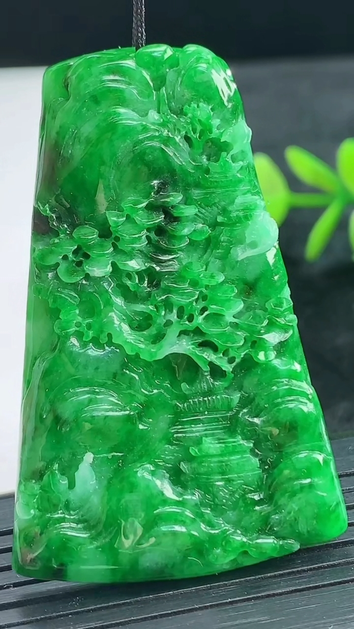 天然A货翡翠山水牌吊坠尺寸53.7-34.1-5.3重量:17.90g
3月28日