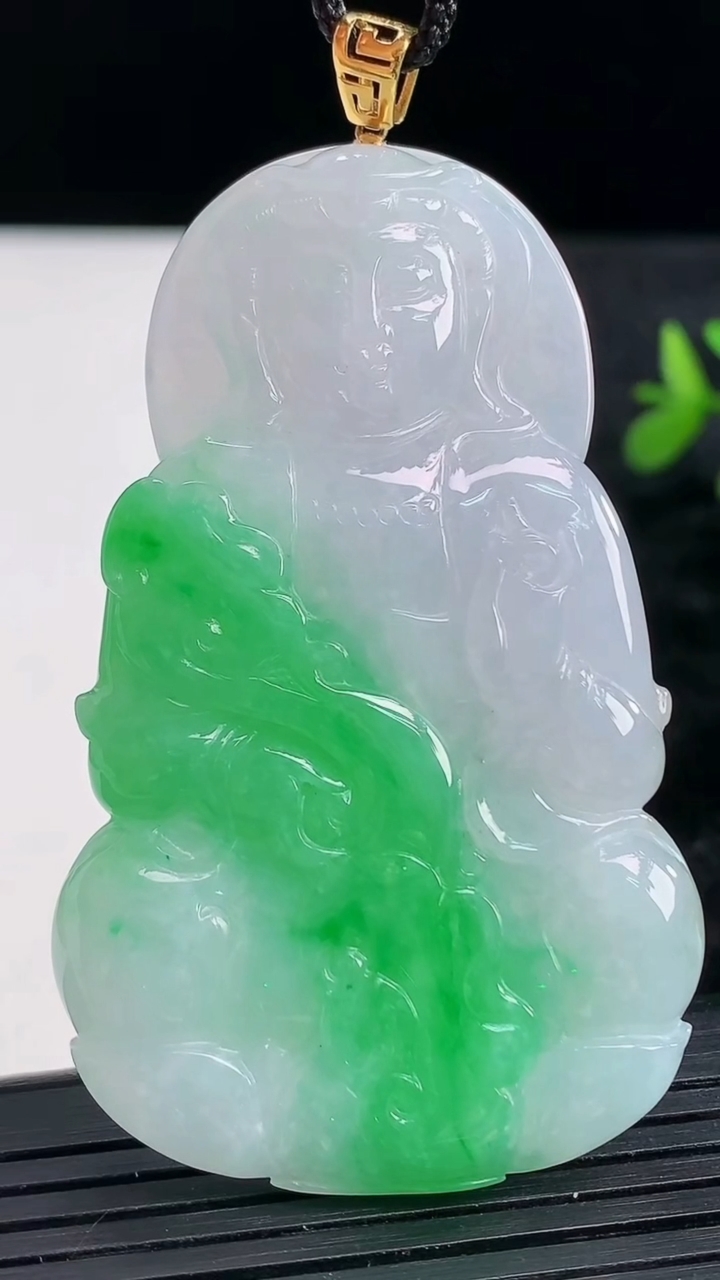 天然A货翡翠观音菩萨吊坠尺寸61.8-38.2-5.7重量:28.61g
3月28日