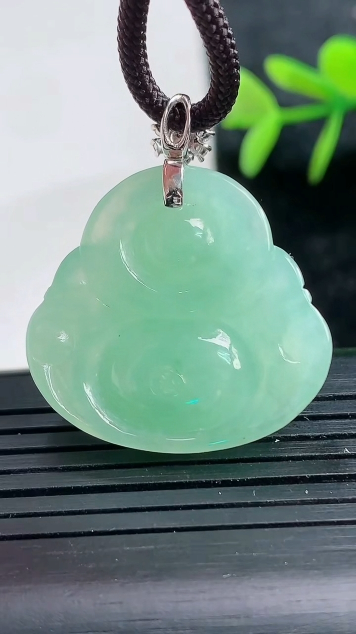 天然A货翡翠佛公吊坠尺寸25.8-27.7-8.5重量:9.59g
3月28日