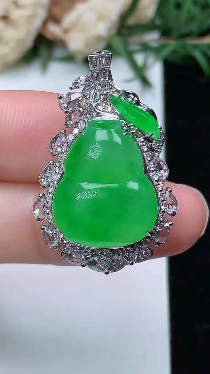 天然A货翡翠葫芦吊坠，尺寸30.4-20-11.4，裸石16.8-14，重量:6.86g
3月28日