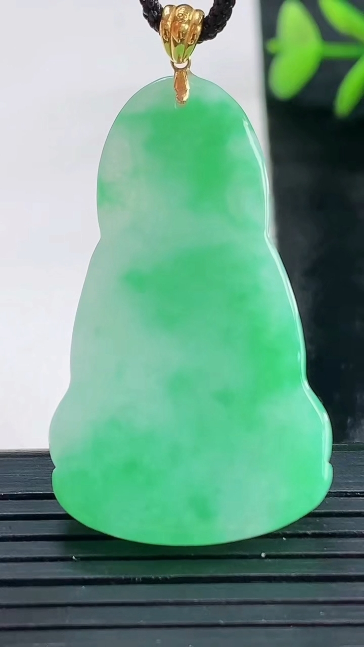 天然A货翡翠观音菩萨吊坠尺寸42.4-24.1-5.4重量:10.45g
3月28日