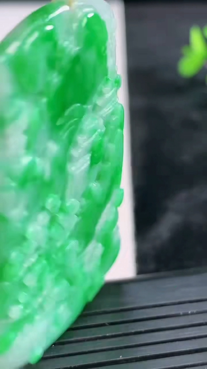 天然A货翡翠山水牌吊坠尺寸55.5-33.5-5重量:18.49g
3月28日