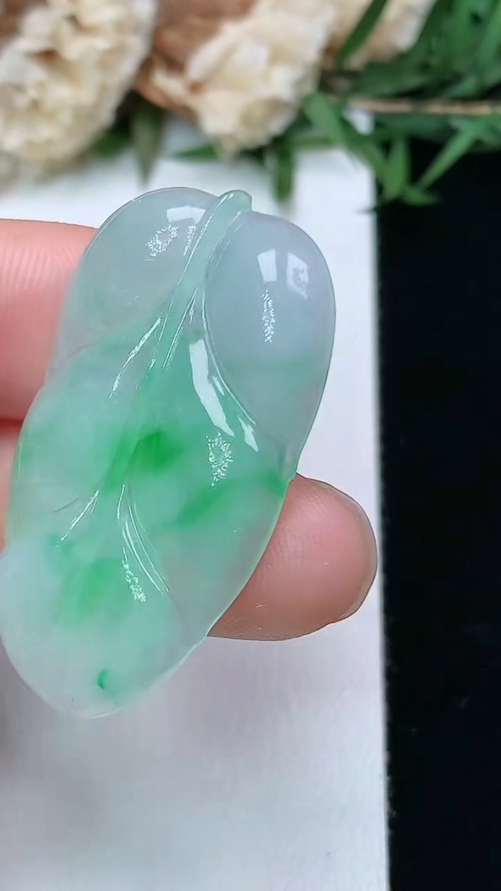 天然A货翡翠金枝玉叶 叶子镶嵌件，尺寸35.5-20.3-3.7，重量:5.23g
3月28日