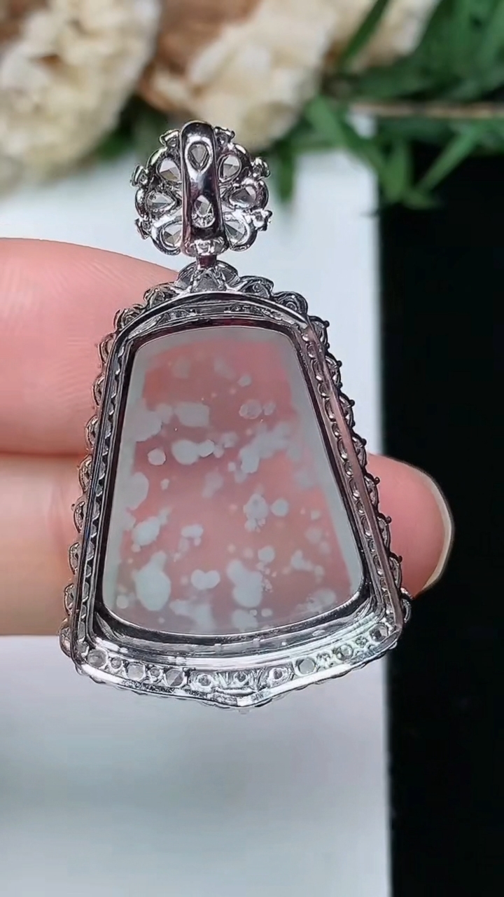 天然A货翡翠白冰无事牌吊坠，尺寸35.3-21.6-8，裸石20.8-17.2，重量:4.16g
3月28日