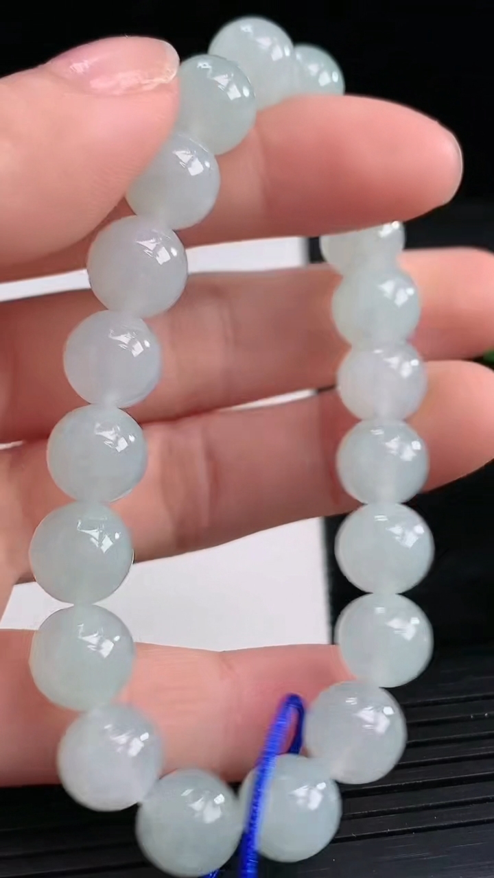 天然A货翡翠圆珠手串尺寸9.1-20颗重量:25.91g3月28日
工厂直销收藏佳品,种好水足，色泽均匀，有种有色，上手高大气！