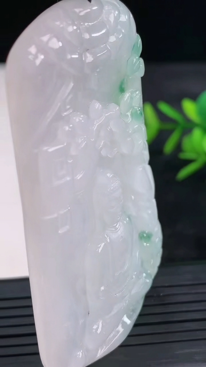 天然A货翡翠冰种飘花大日如来吊坠尺寸65.9-40.2-6.6重量:38.62g
3月28日