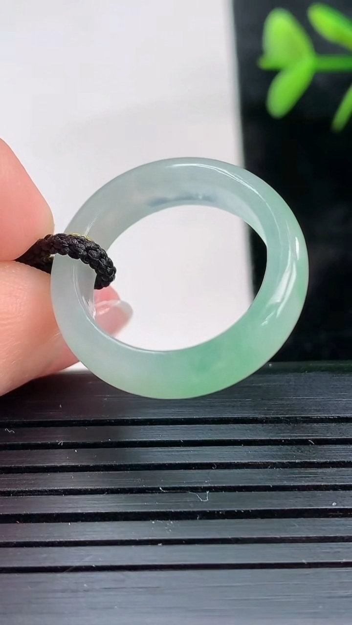 天然A货翡翠指环戒指尺寸17.4-5.4-3.2重量:3.39g2026年3月28日
工厂直销收藏佳品,种好水足，色泽均匀，有种有色，上手高大气！