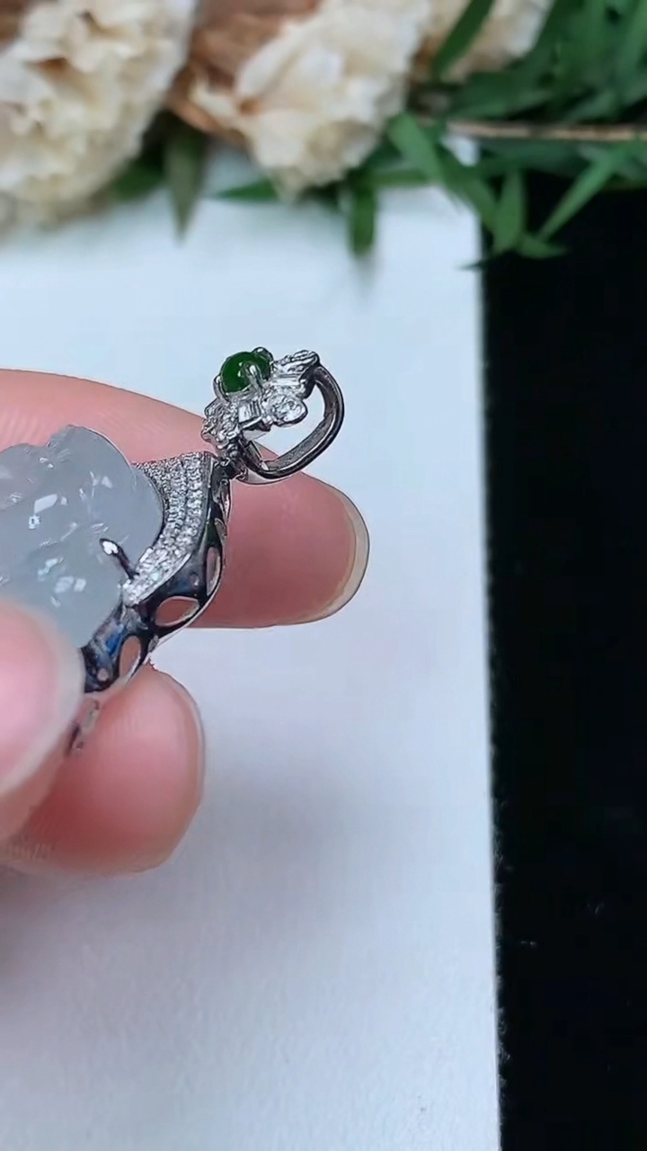 天然A货翡翠白冰佛公吊坠，尺寸17.3-24.5-9.9，重量:6.56g
3月28日