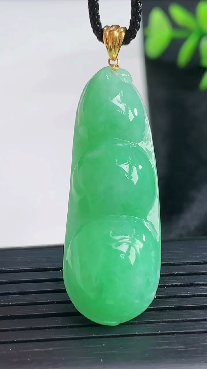 天然A货翡翠福豆吊坠尺寸41.2-14.4-9.3重量:9.47g
3月28日