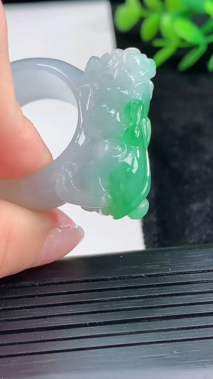 天然A货翡翠貔貅指环 扳指 戒指，尺寸20.6-31.4-13.1重量:21.63g2026年3月28日
工厂直销收藏佳品,种好水足，色泽均匀，有种有色，上手高大气！