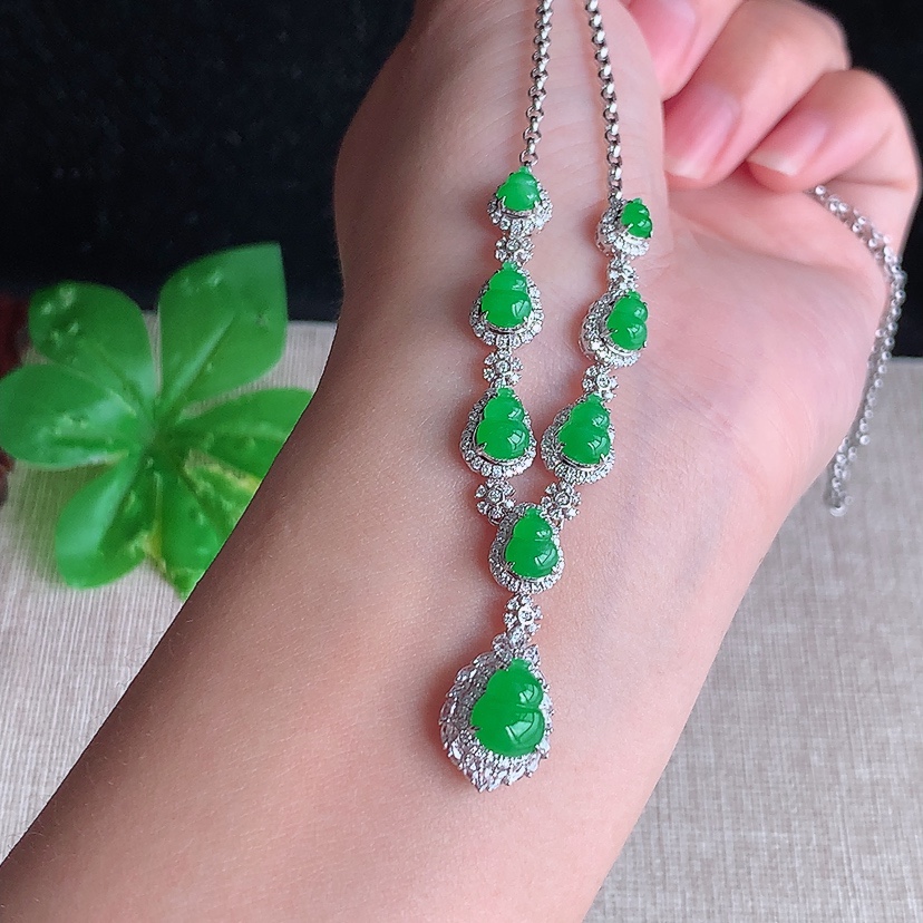 天然A货翡翠18K金伴钻镶嵌阳绿葫芦宴会款项链 
尺寸8.5-6.6-7.7mm 重量8.78g 0326