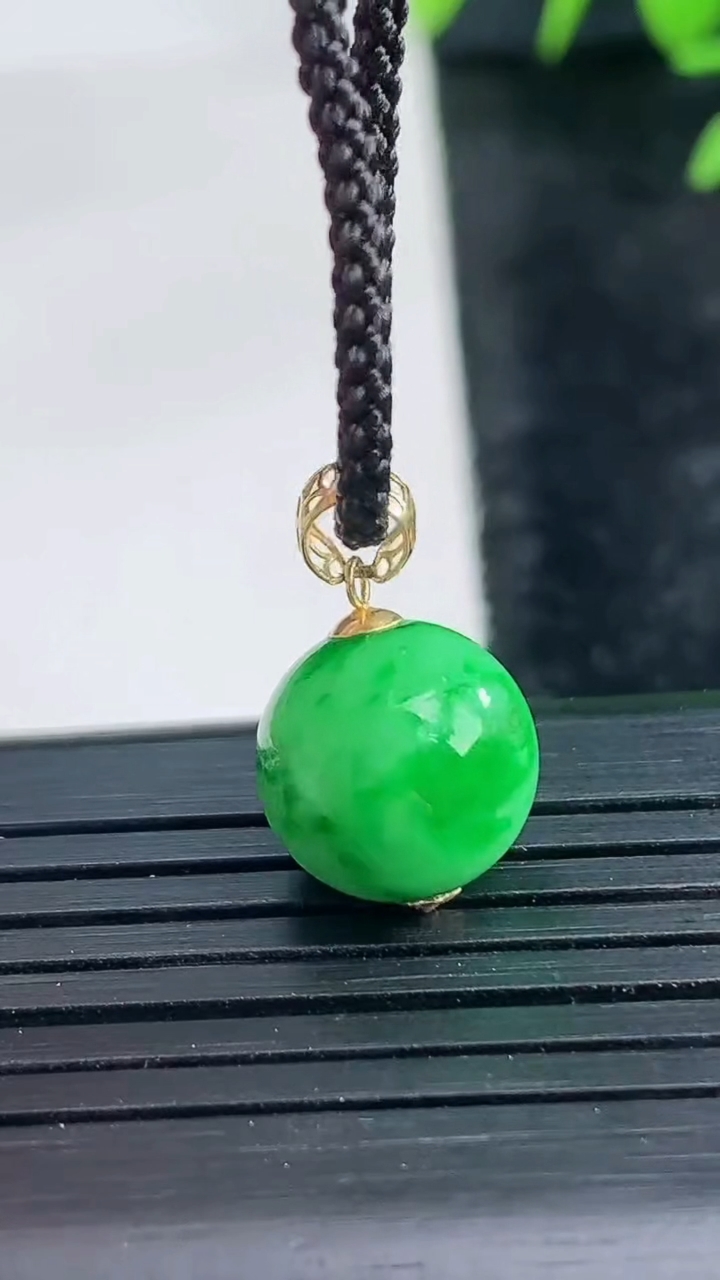 天然A货翡翠圆珠吊坠尺寸11重量:2.57g
3月28日