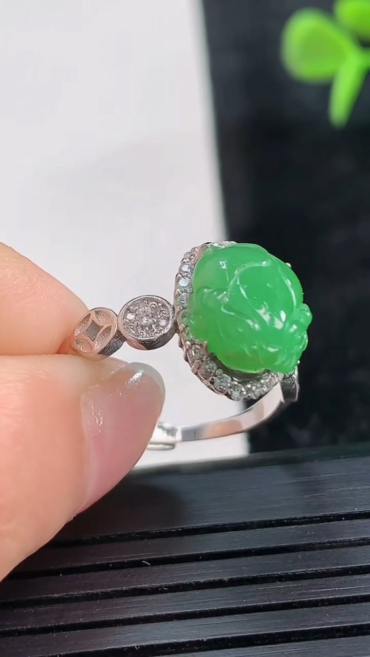 天然A货翡翠金蟾戒指尺寸18.5-10.8-9.4重量:2.96g2026年3月28日
工厂直销收藏佳品,种好水足，色泽均匀，有种有色，上手高大气！