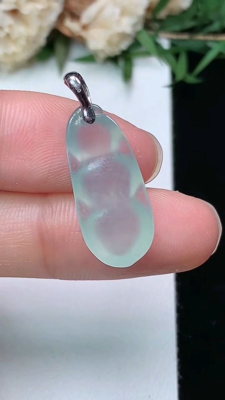 天然A货翡翠白冰福豆吊坠，尺寸21.4-9.6-4.2，重量:1.68g
3月28日