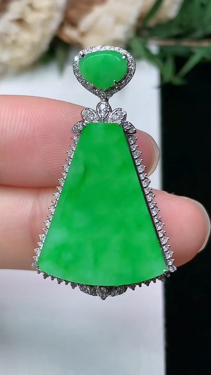 天然A货翡翠无事牌吊坠，尺寸34.7-20-7.7，裸石21.5-16.8，重量:4.34g
3月28日