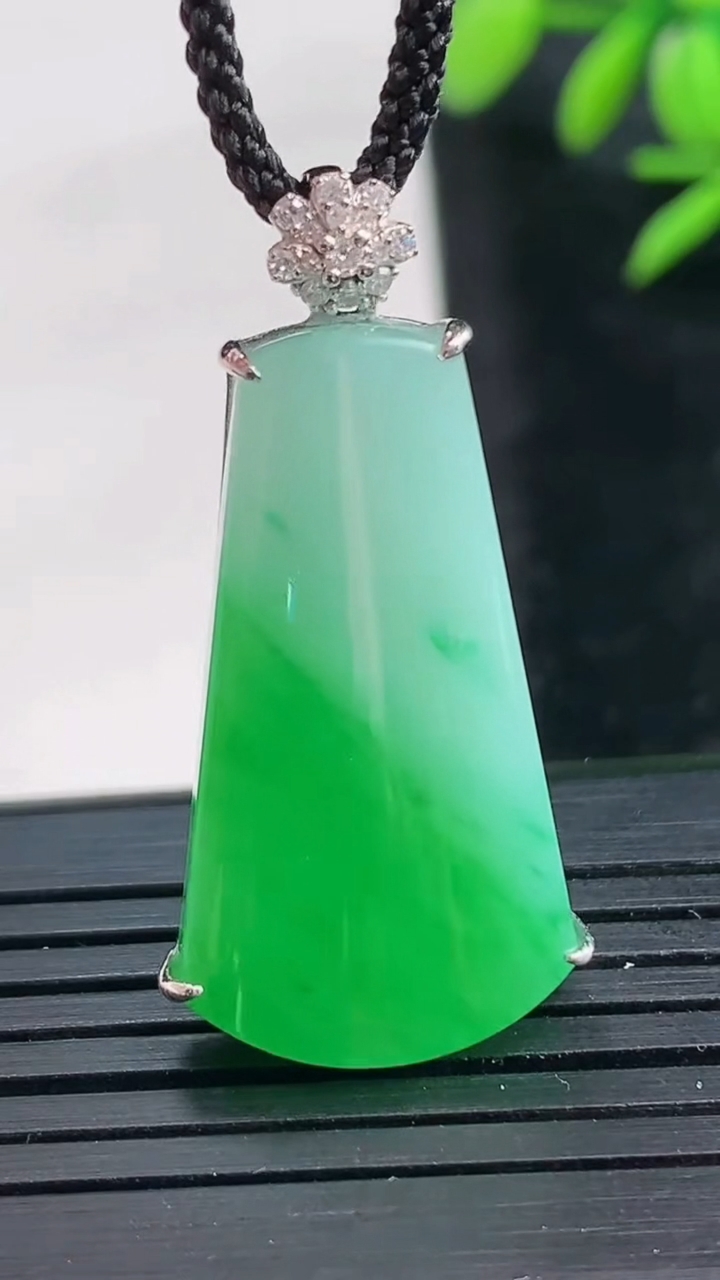 天然A货翡翠无事牌吊坠尺寸28.8-17.3-5重量:5.16g
3月28日