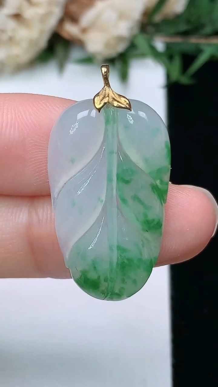 天然A货翡翠金枝玉叶 叶子吊坠，尺寸26.4-15.9-3.6，重量:3.15g
3月28日
