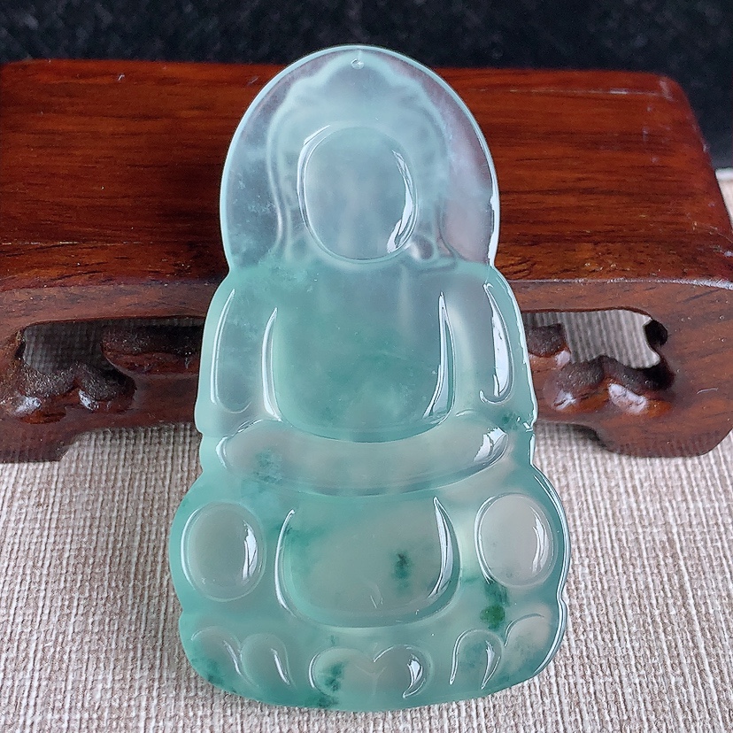 天然A货翡翠飘花正装观音吊坠 
尺寸62.3-36.3-5.8mm 重量23.93g 0326